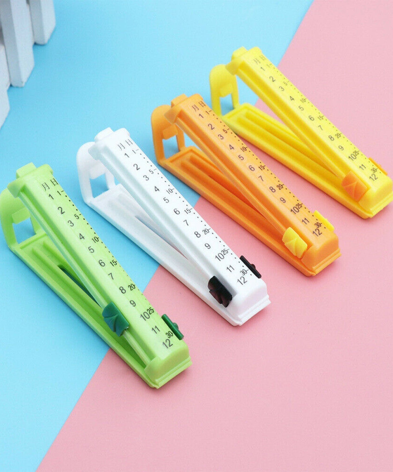 4-piece food sealing clip set to keep packed items fresh and uncontaminated.