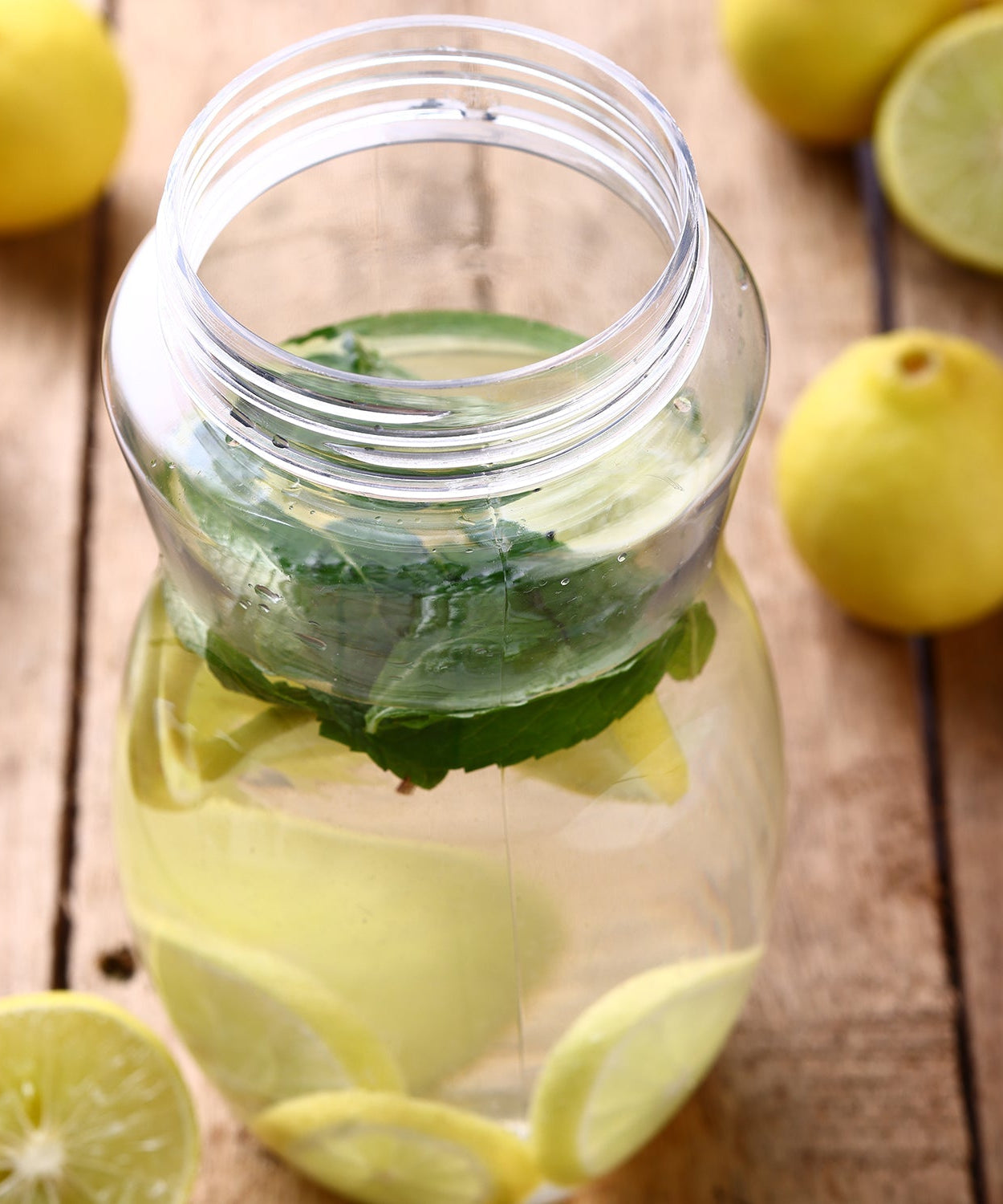 Leak-proof oil dispenser with precise nozzle for kitchen use