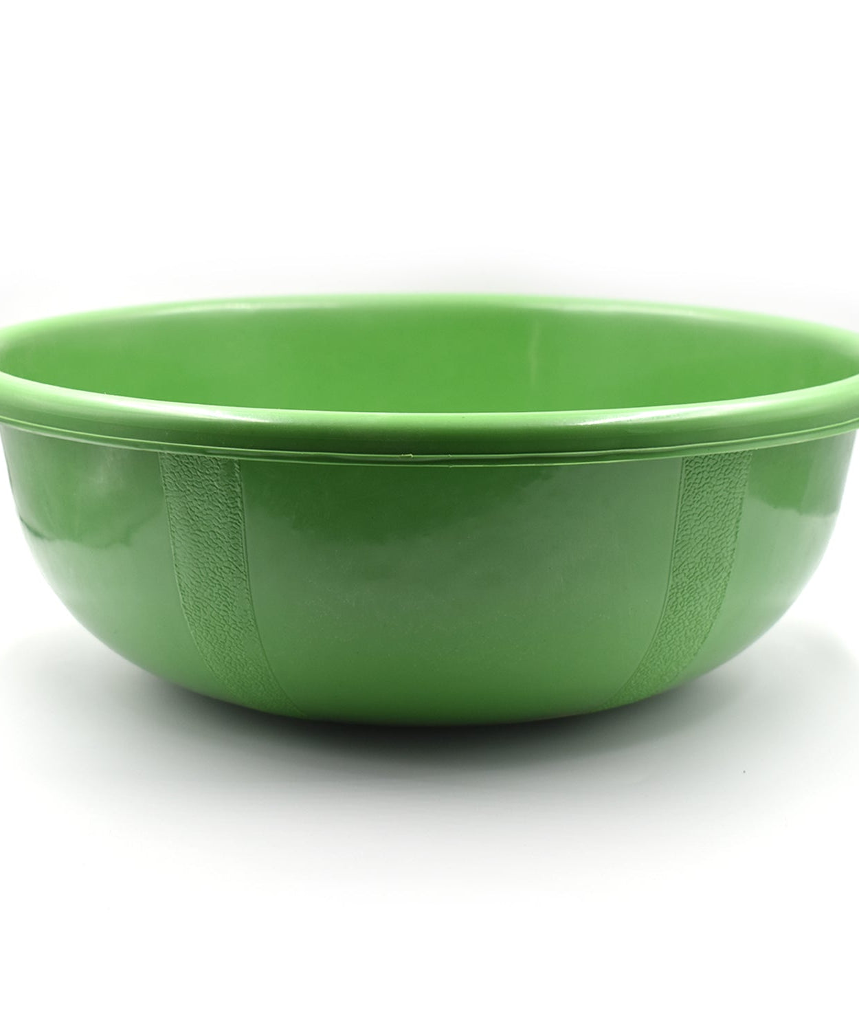 Plastic bath tub for storing water and various bathroom uses.