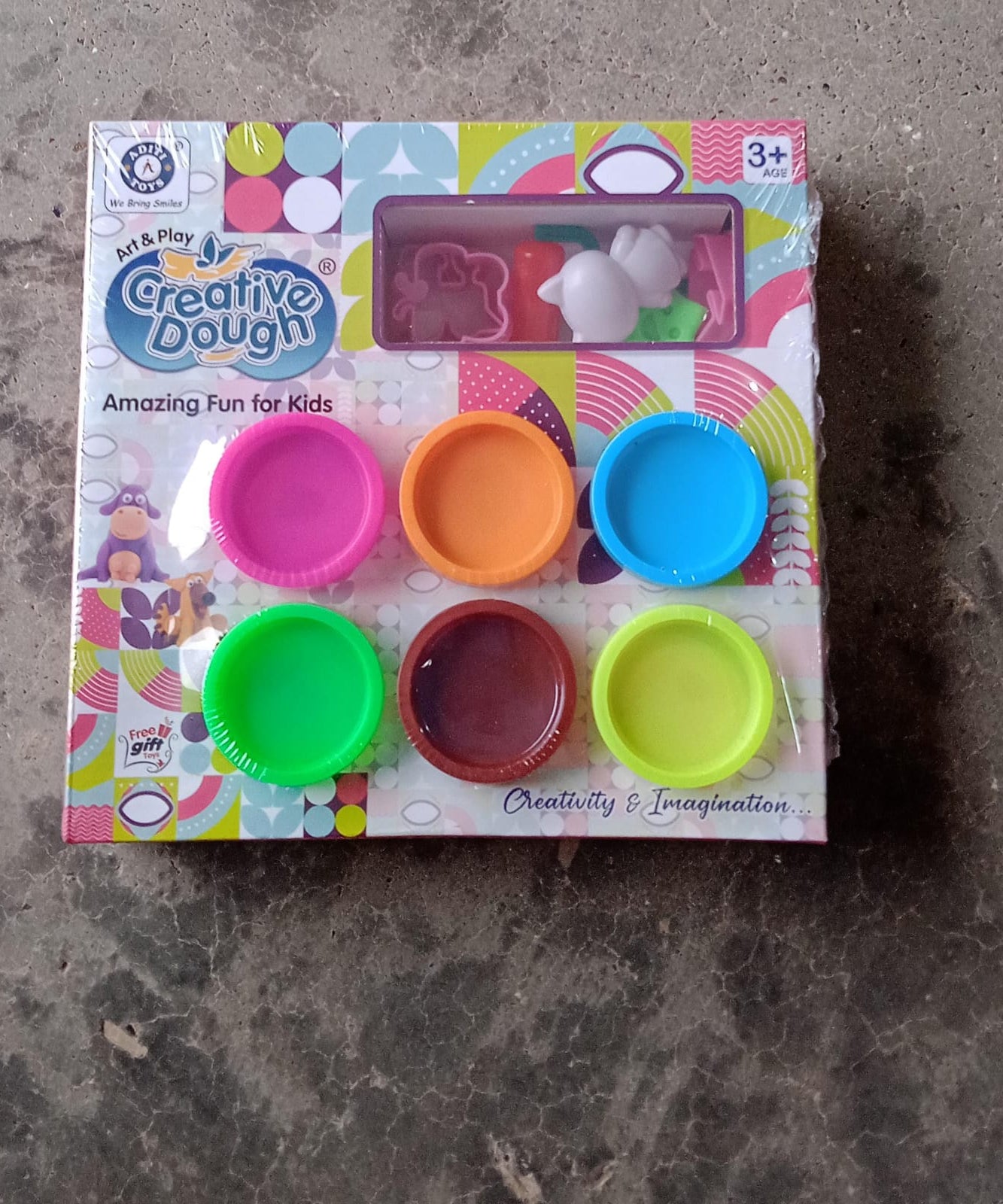 Pack of 6 non-toxic dough clay moulds in 5 different colors