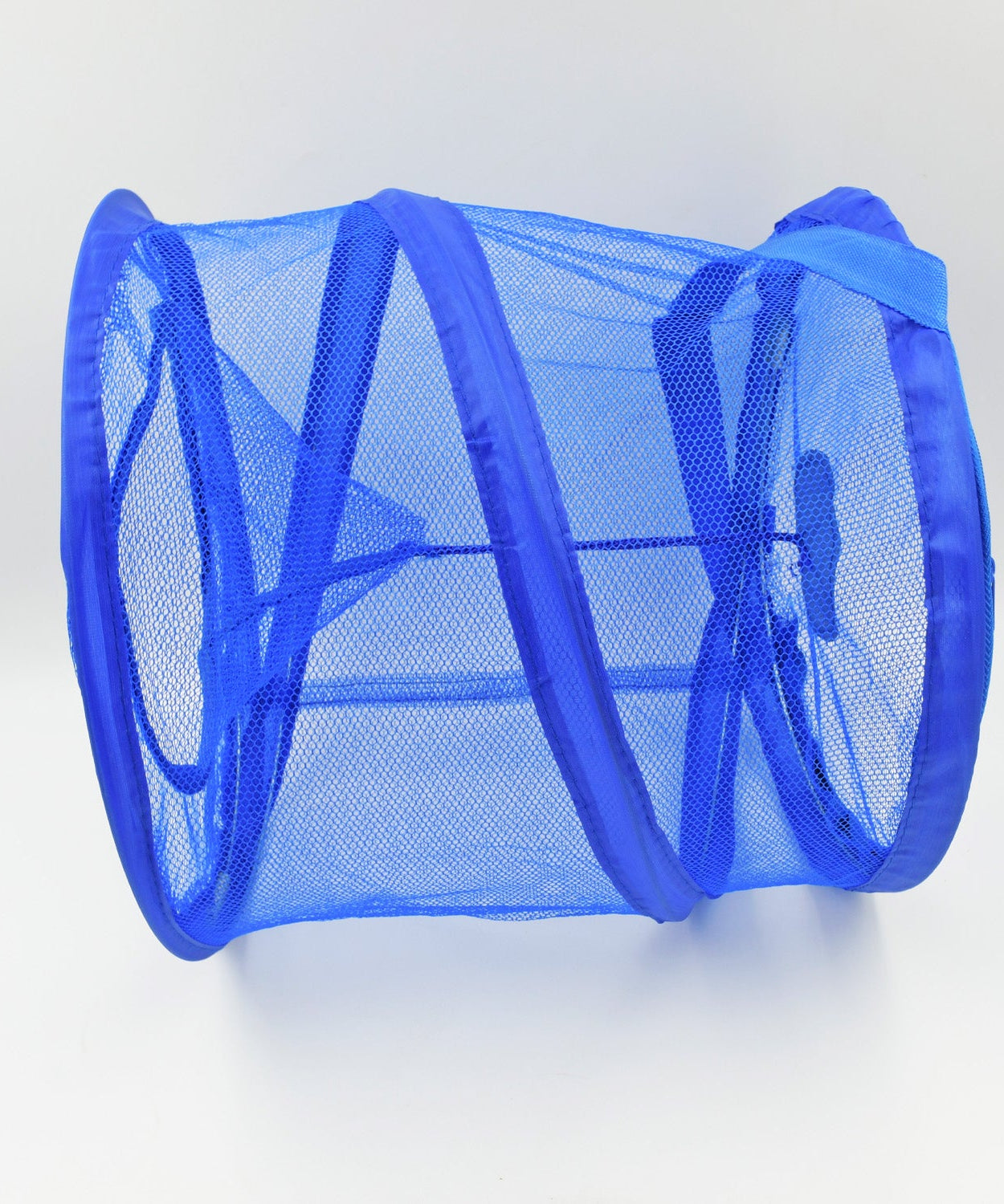 Mesh -up hamper for college dorm