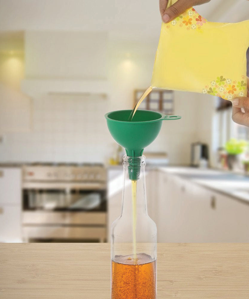 Funnel made of food-grade silicone for safe and easy liquid transfer