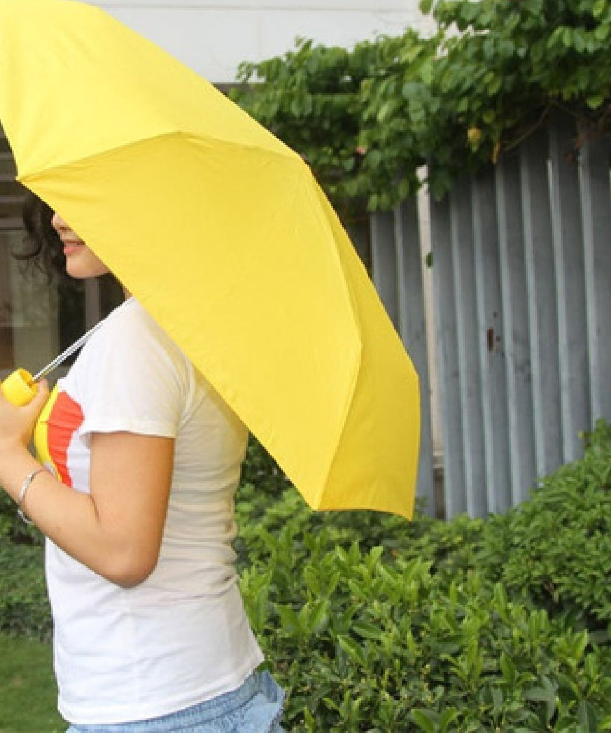 Stylish and foldable banana umbrella, mini size.
