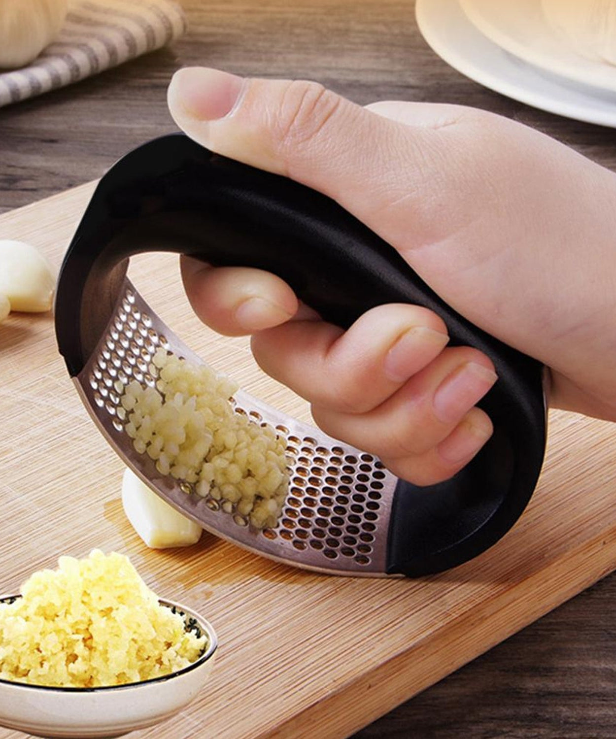 Garlic crusher with ergonomic handle