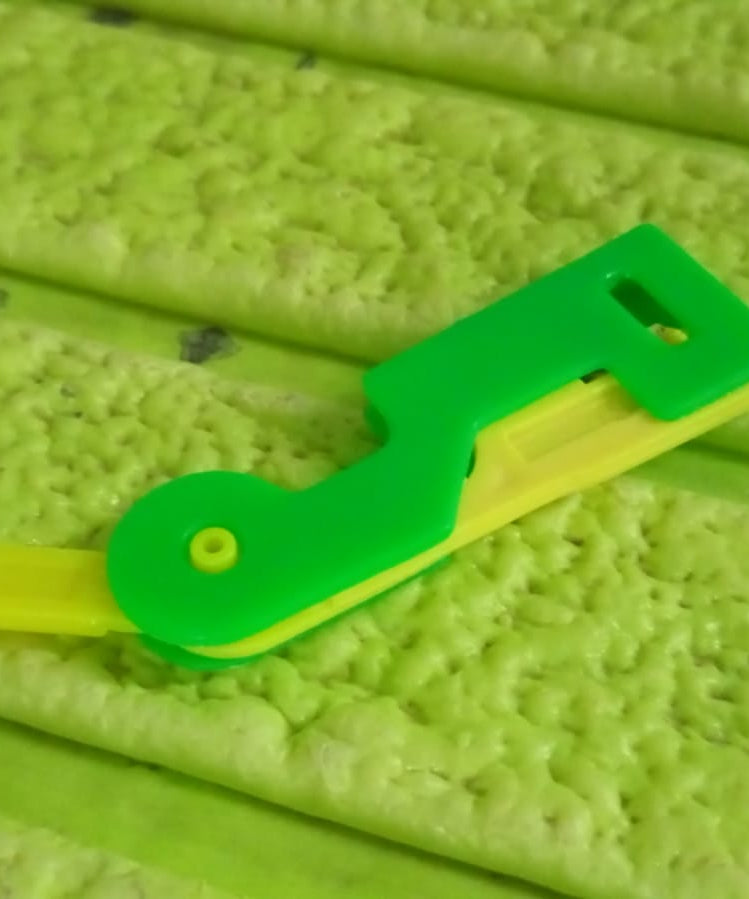 Multicolour automatic needle threading device with clear view of threading mechanism