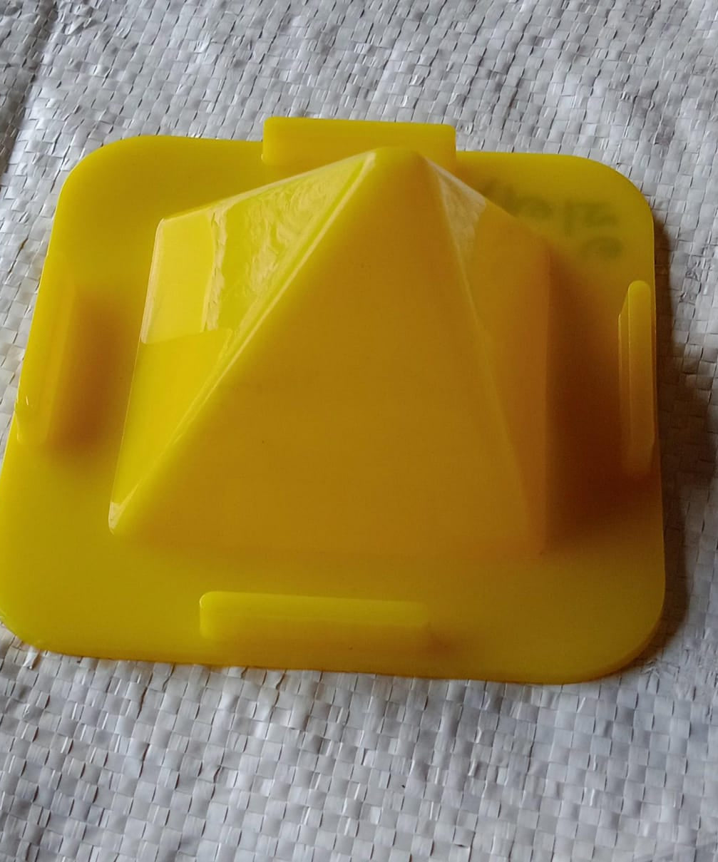 Four-sided pyramid mobile stand, ideal for office and car use