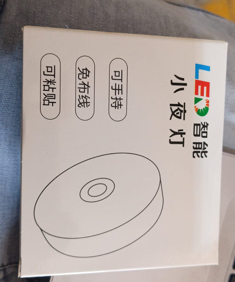 Round motion sensor LED light, 8 LEDs, ideal for dark spaces.