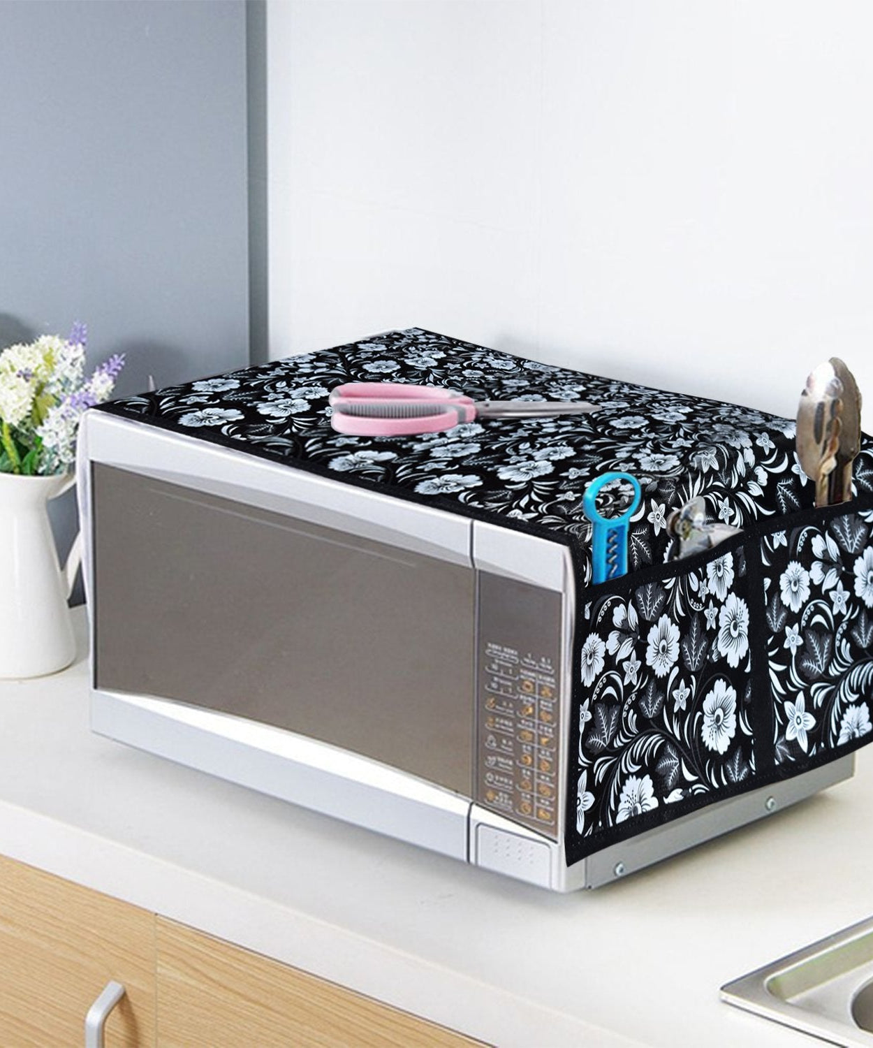 Cover with pockets in use.