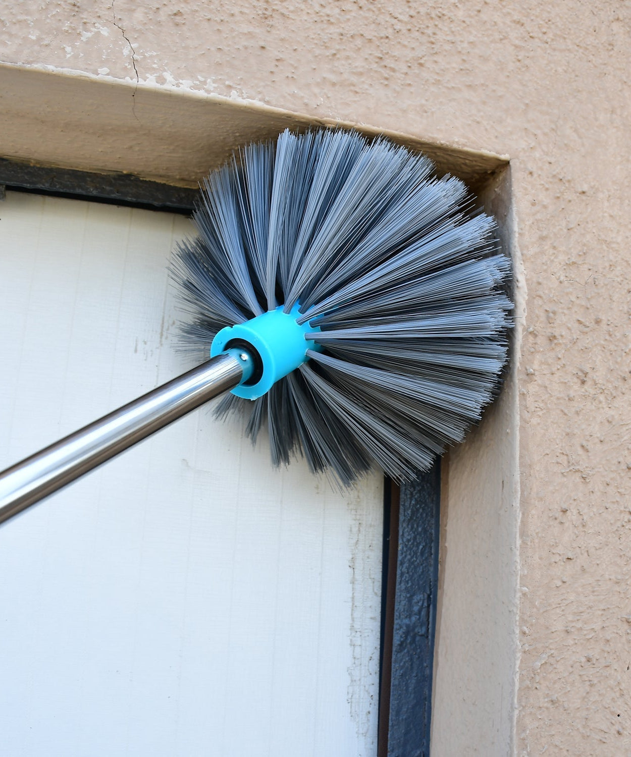 Extendable brush handle close-up