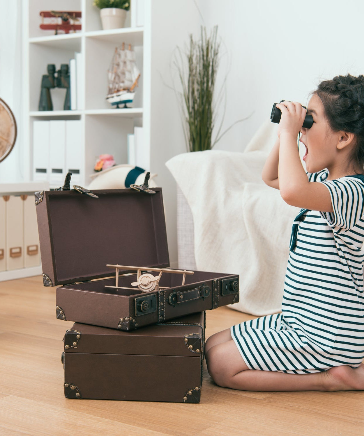 Compact kids binoculars