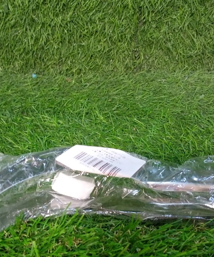 Ergonomic handle for easy cutting.