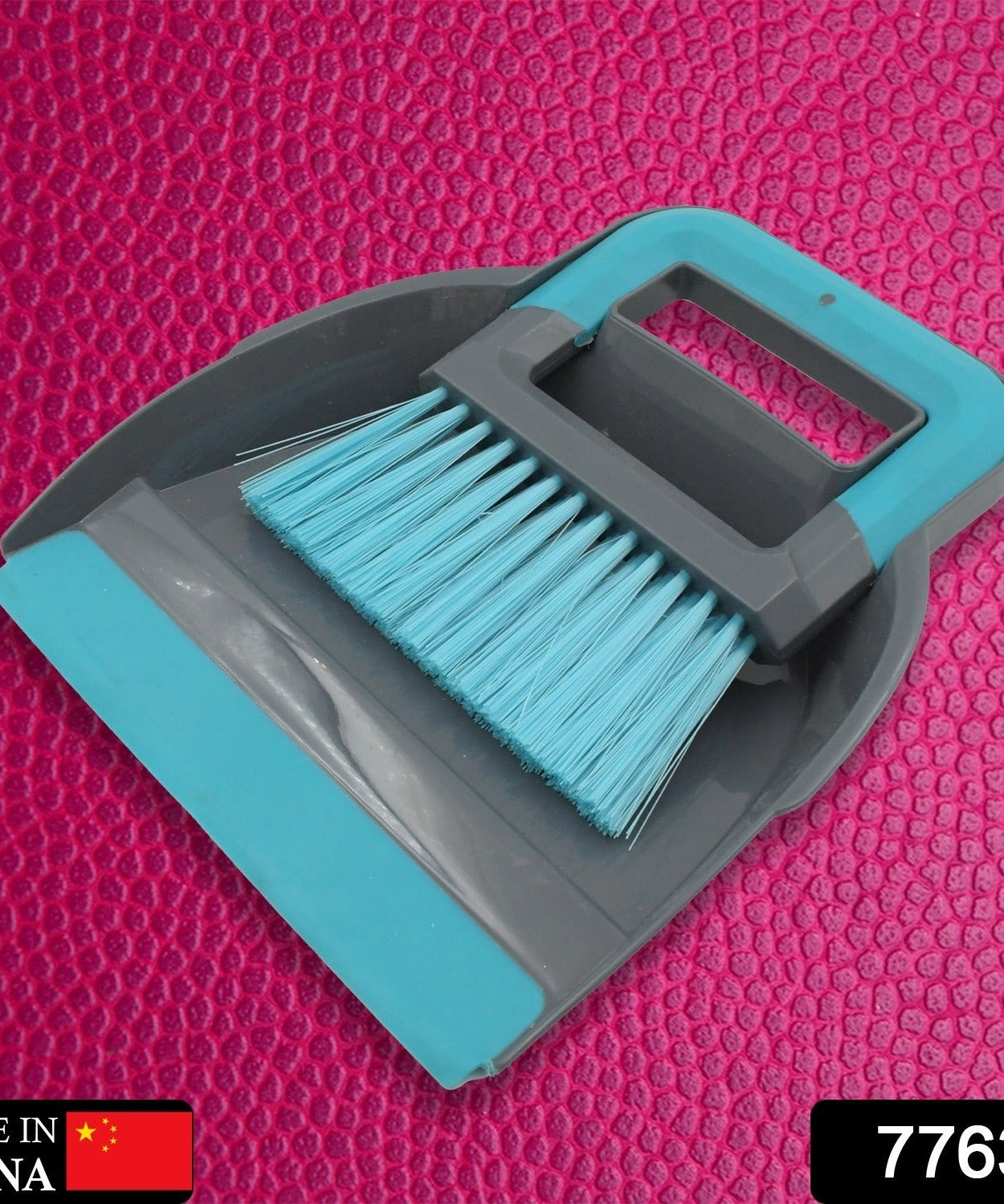 Desktop broom and dustpan set for cleaning