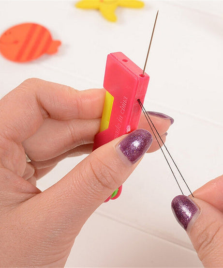 Automatic needle threading device with visible needle and thread