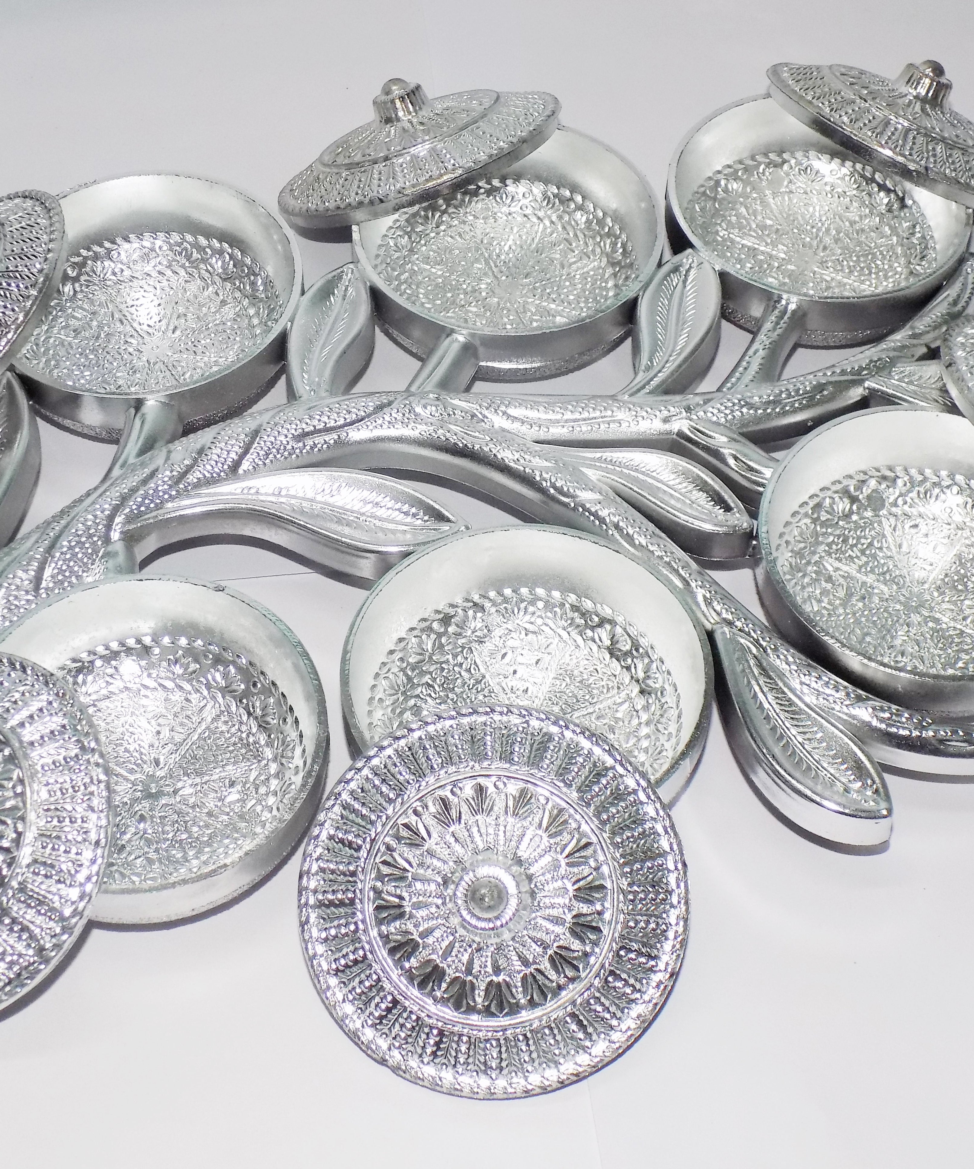 Tree-shaped tray for kitchen use