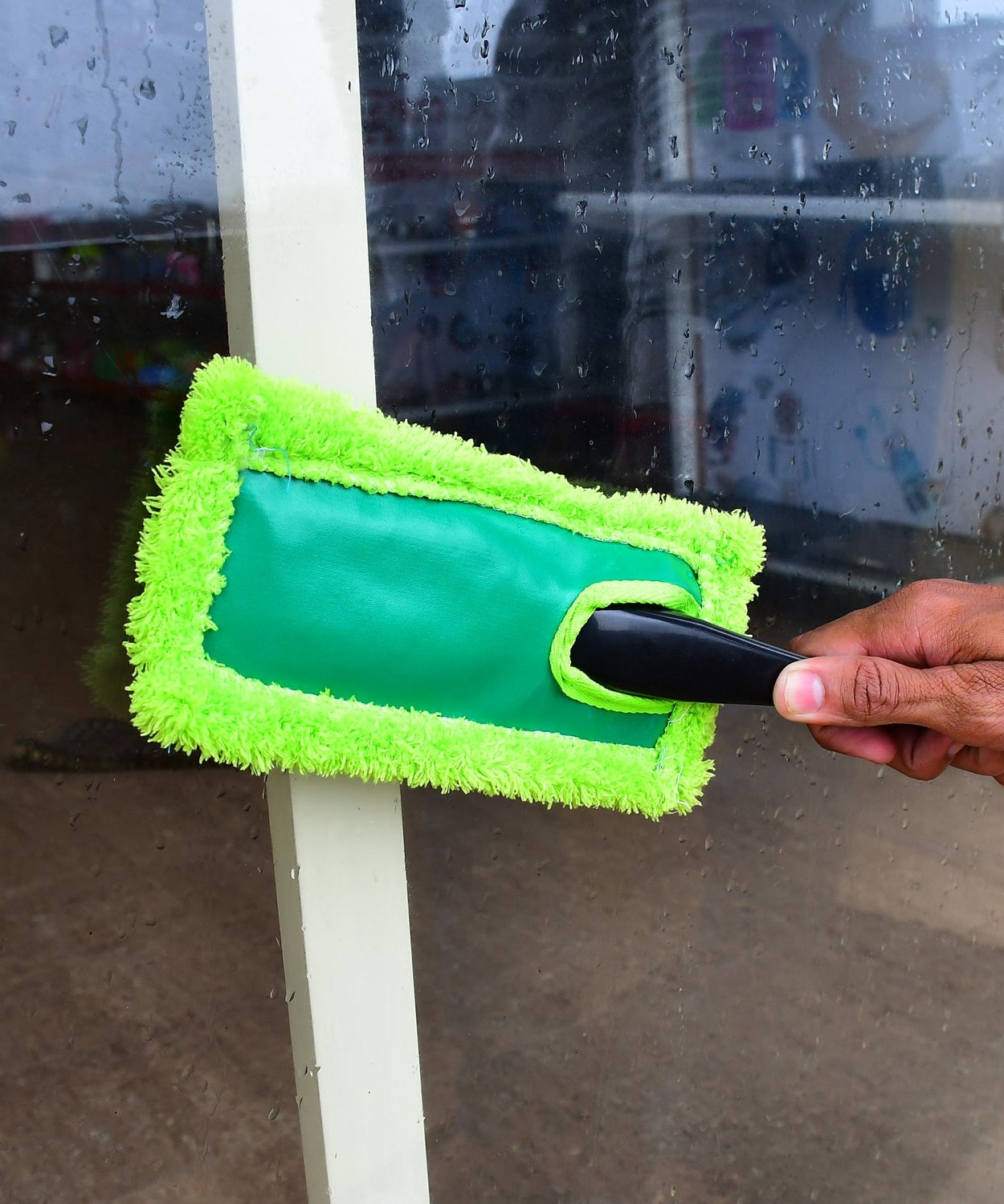 Large microfiber duster for car cleaning and dusting