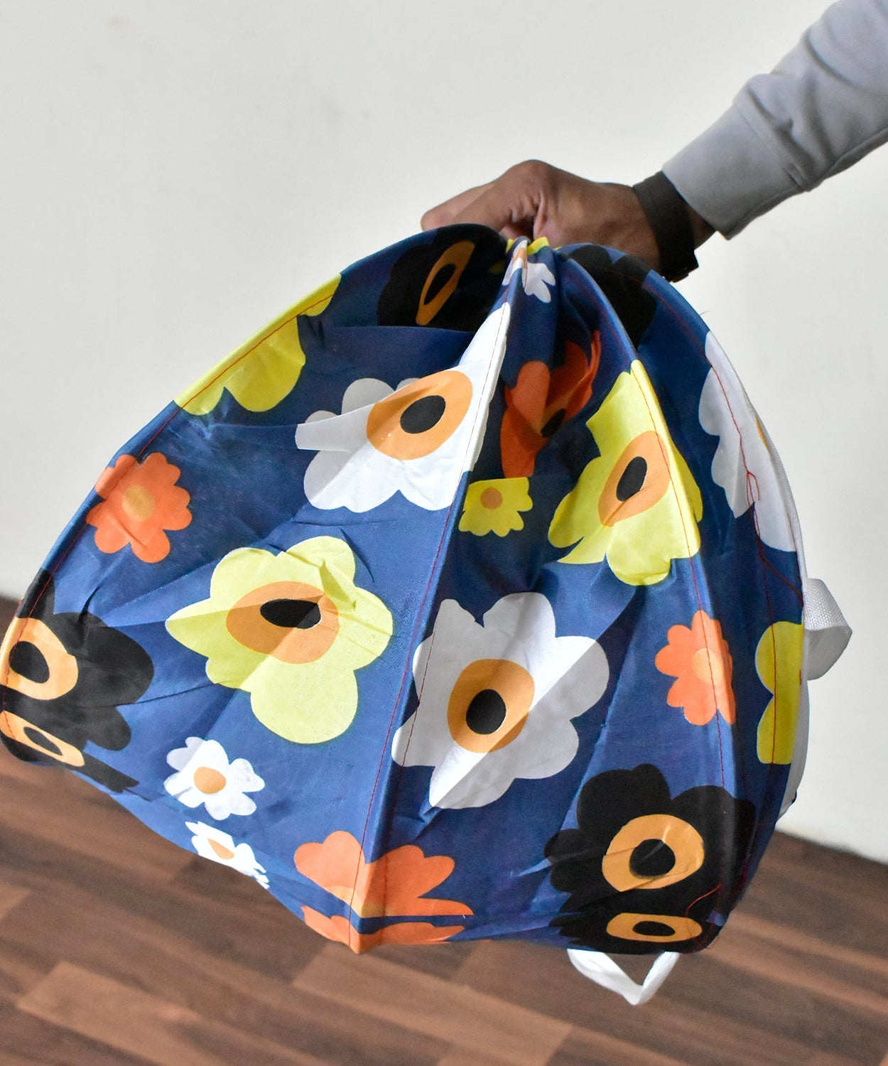 Canvas laundry bag with foldable feature