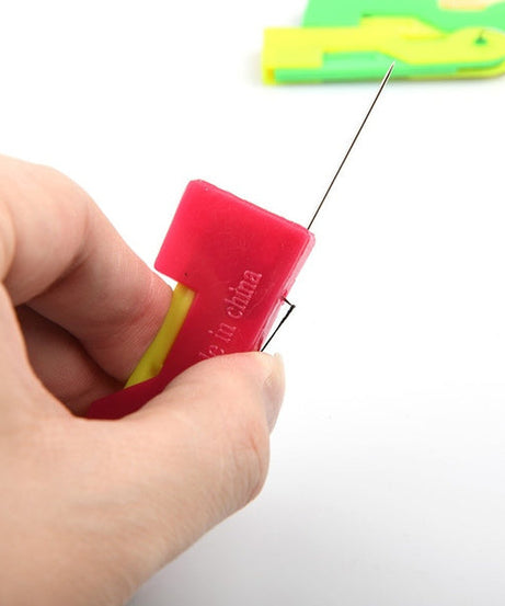 Multicolour automatic needle threading device with a needle inserted