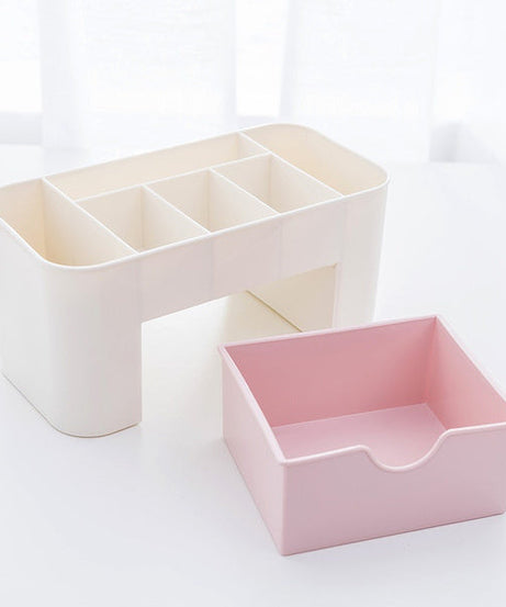 Cutlery box for organizing and storing cutlery sets