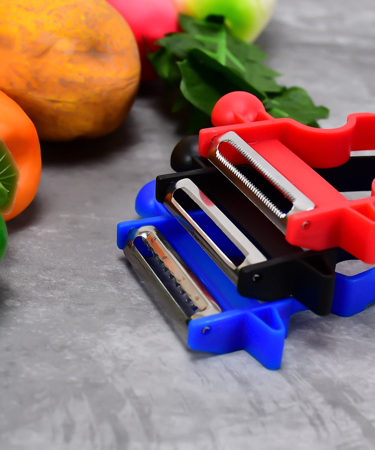 Kitchen vegetable peeler set for quick and efficient peeling.