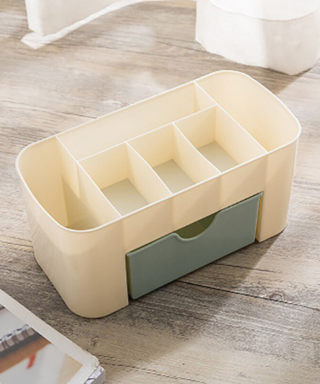 Makeup cutlery box for organizing and storing makeup tools and kits