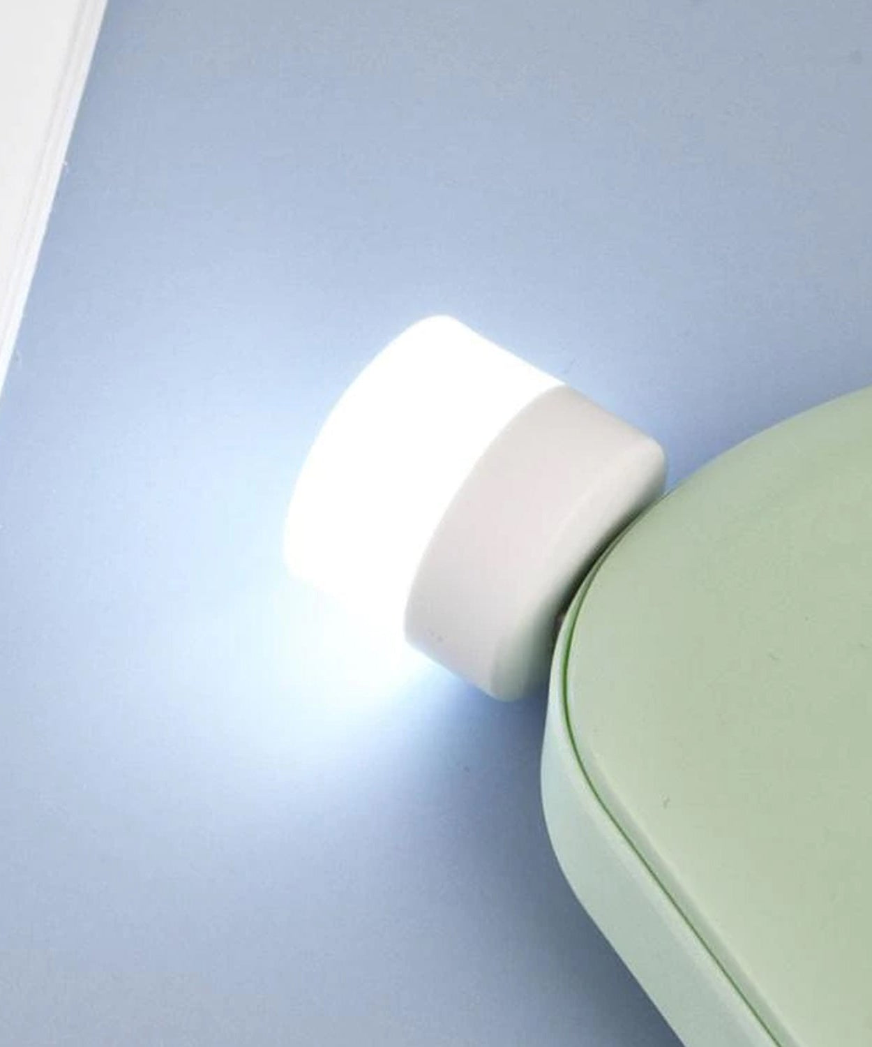 Compact USB LED night light for computer and laptop