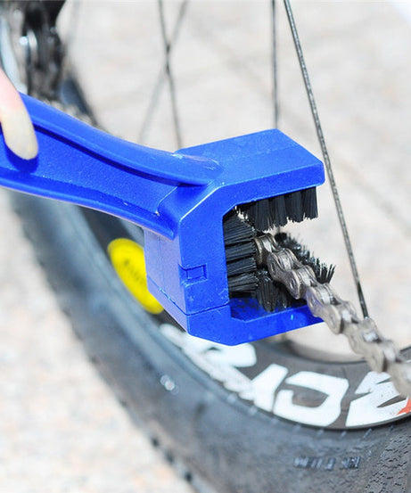 Handheld chain cleaning tool for motorbike maintenance