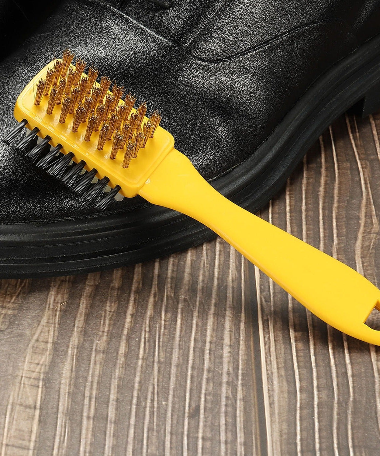 Portable 3-side shoe brush for cleaning suede and rubber shoes, multifunctional and durable.