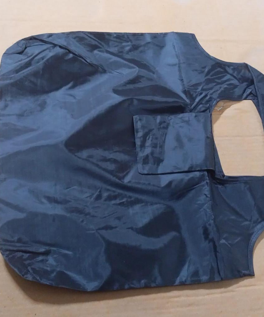 Reusable grocery bags with small pocket, machine washable and foldable.