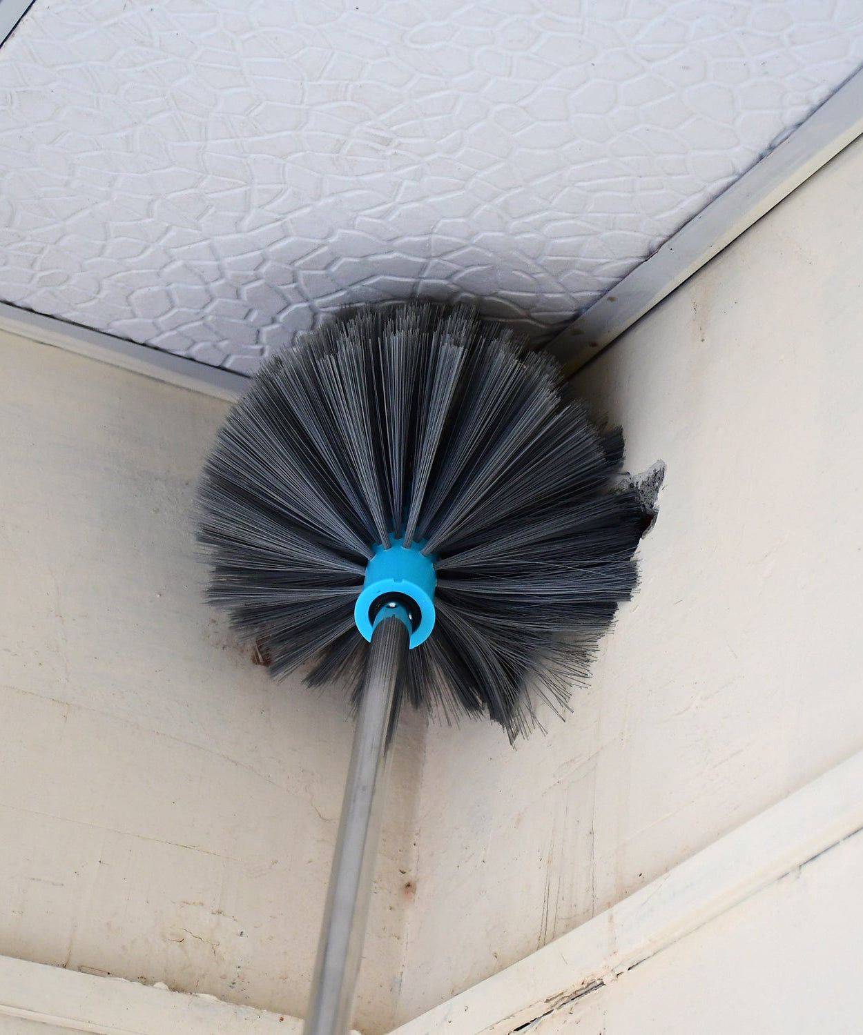 Cobweb brush, strong handle