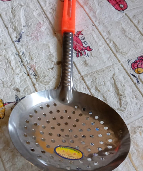Colander Spoon, Non Slip Hand Polished Thickened Hot Pot Spoon for Kitchen for Restaurant, Stainless Steel Cooking Colander Skimmer Slotted Spoon Kitchen Strainer Ladle with Long Handle for Kitchen Cooking Baking (35 Cm)