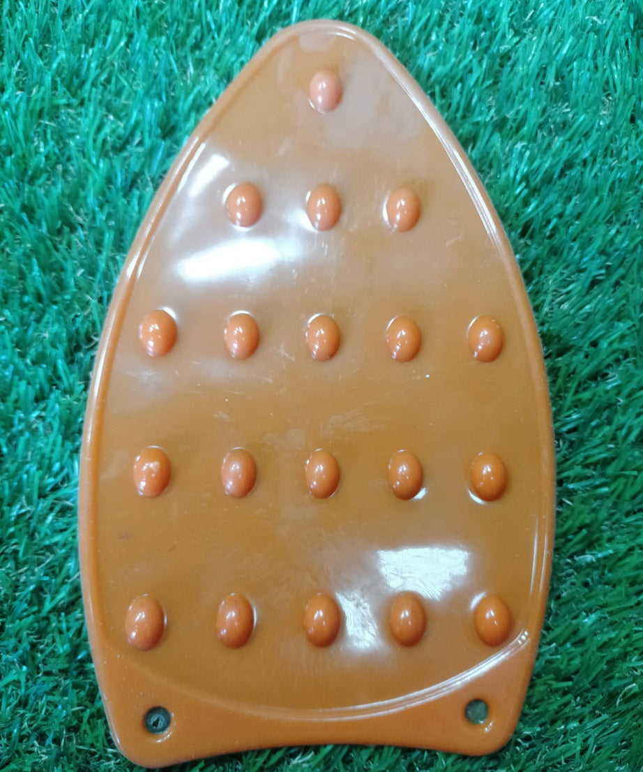 Versatile heat-resistant mat for ironing and protecting surfaces.