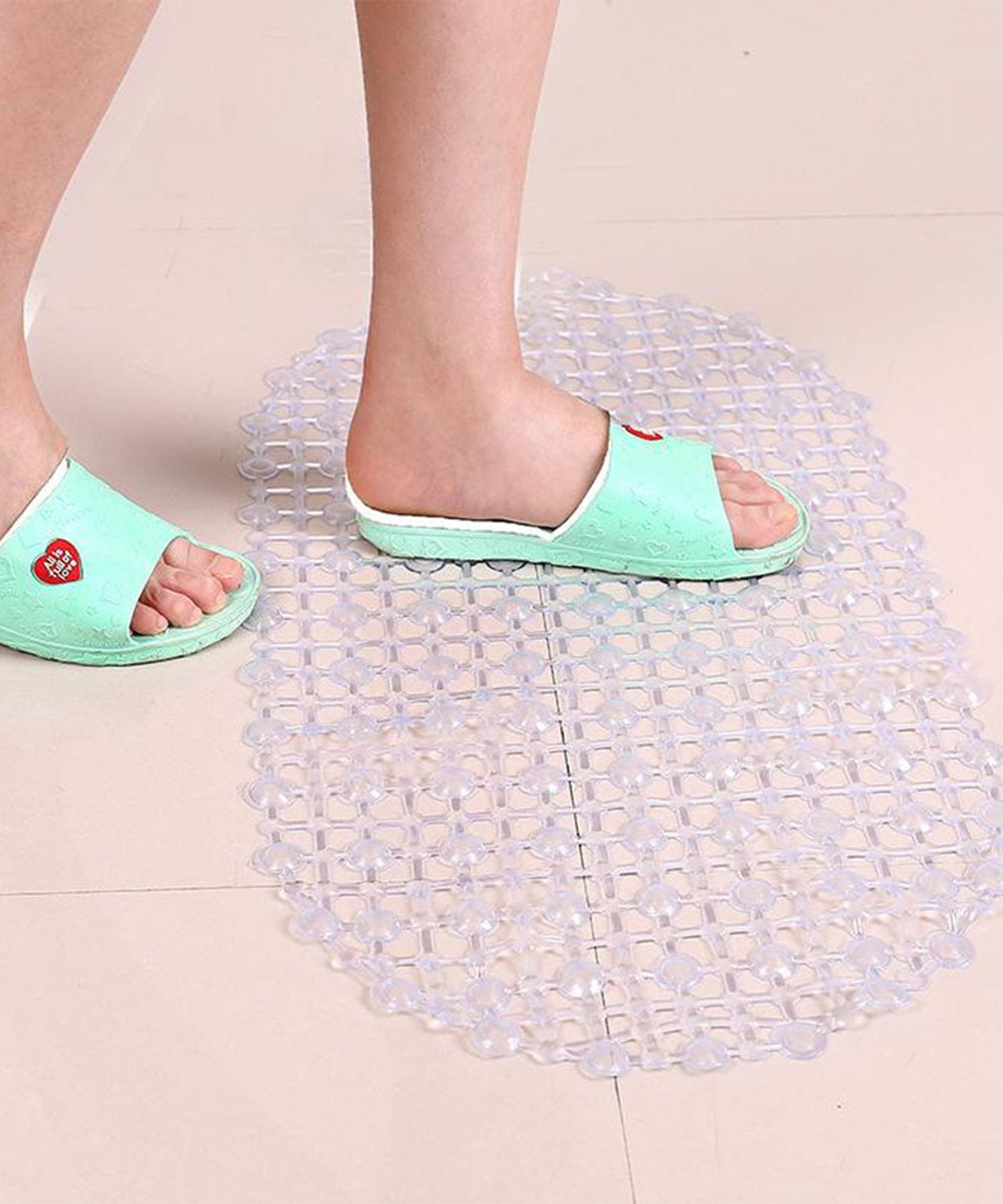 Anti-slip rubber bath mat for bathtubs and showers, machine washable.