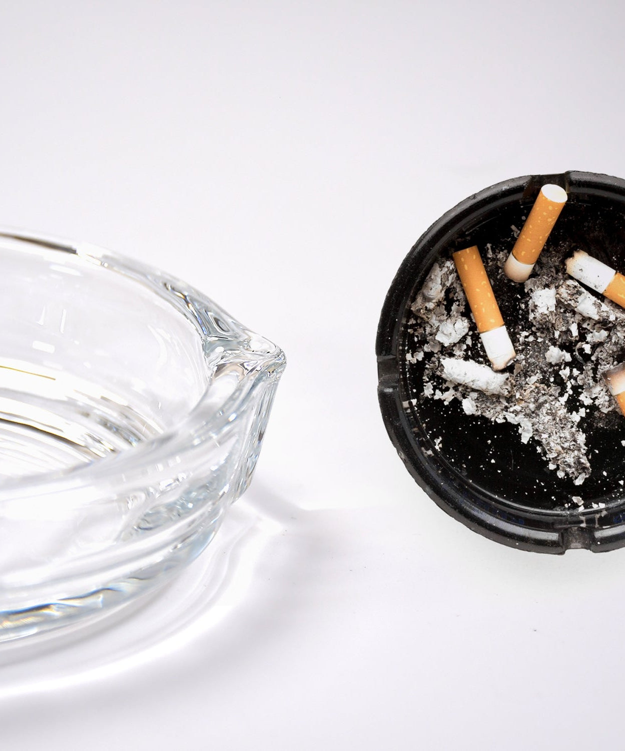 Round tabletop ashtray in crystal glass.