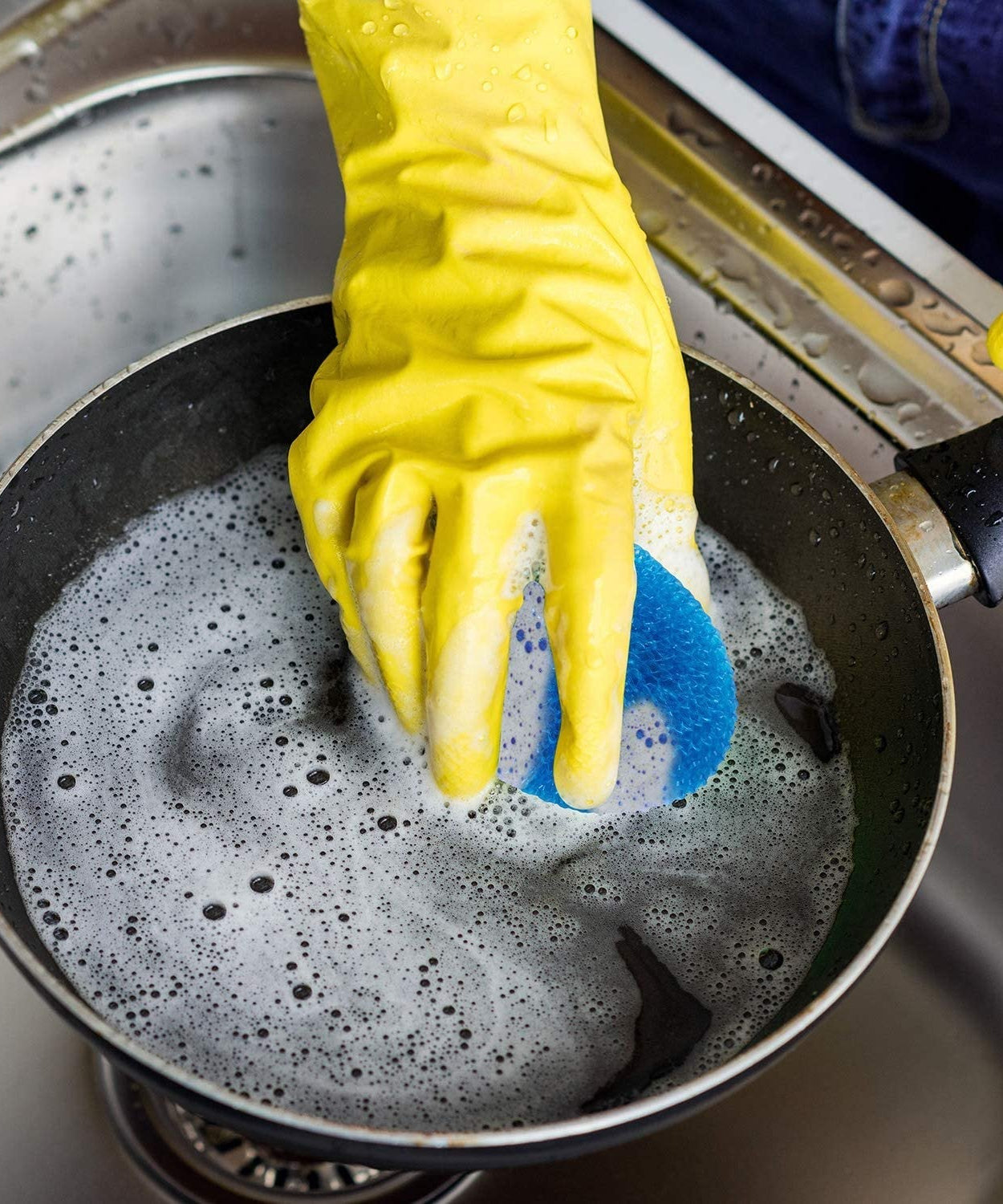 Pack of nylon scrubbers for cleaning