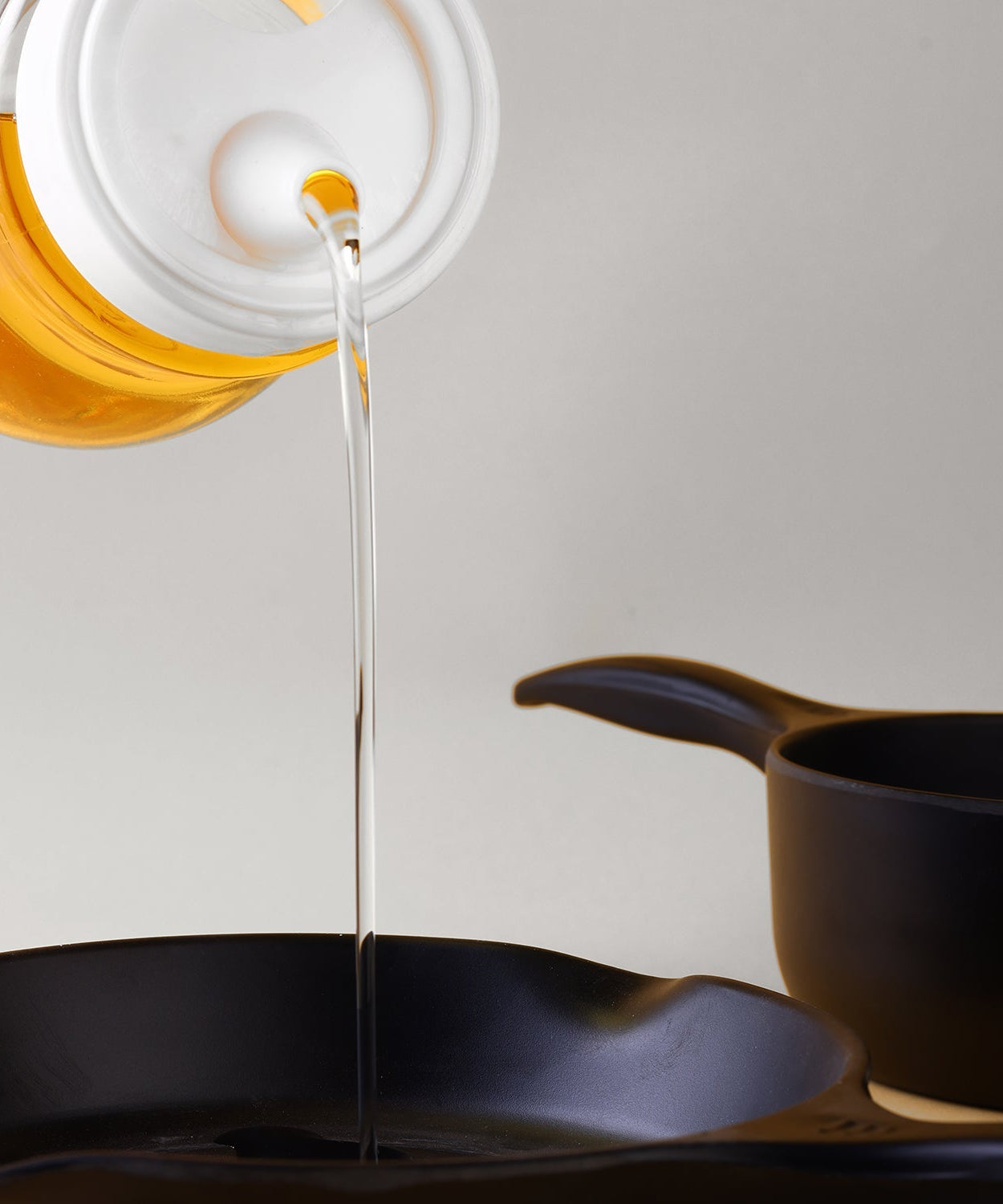 Convenient oil storage bottle with stainless steel finish