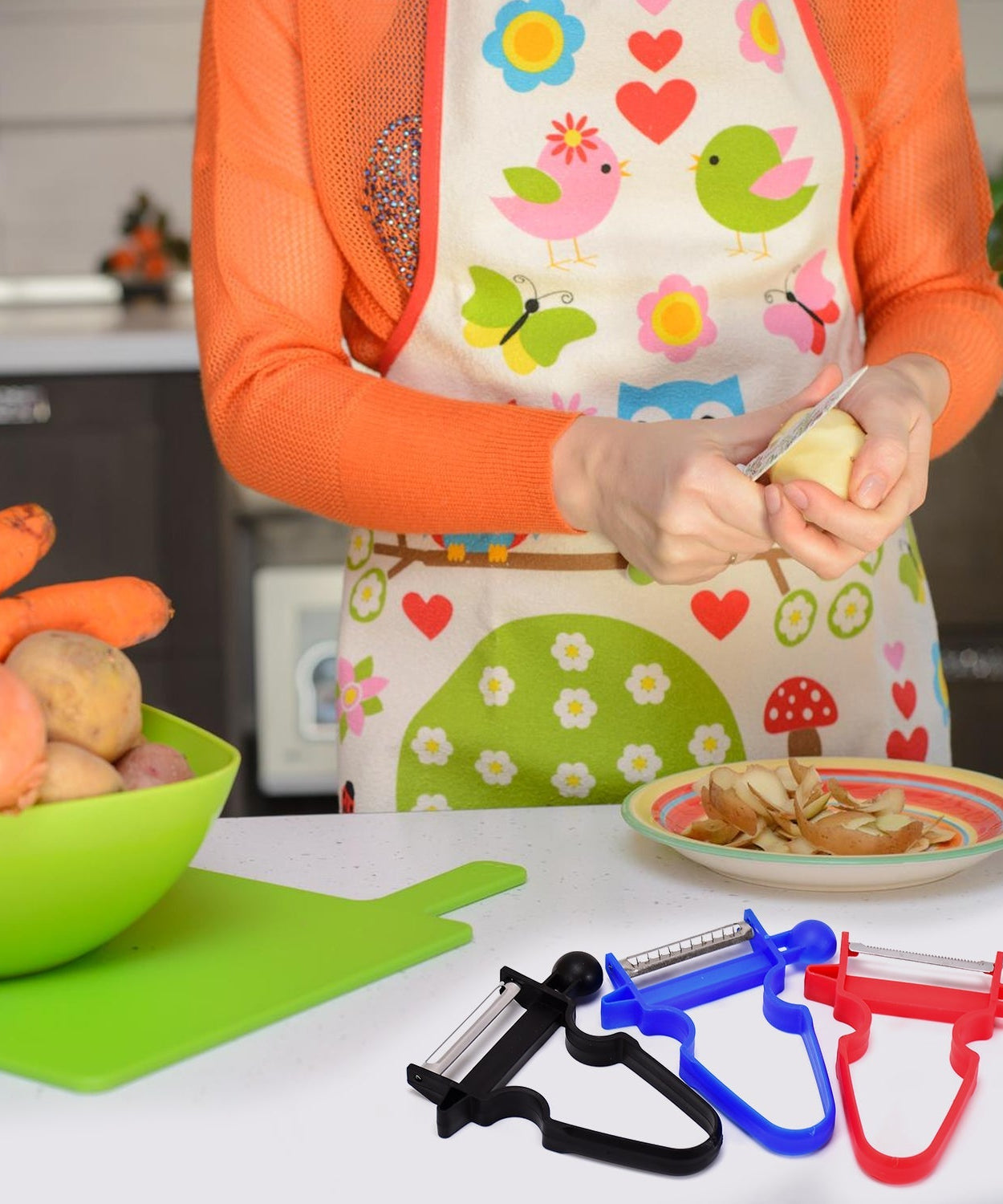 Set of 3 ergonomic vegetable peelers with sharp blades.