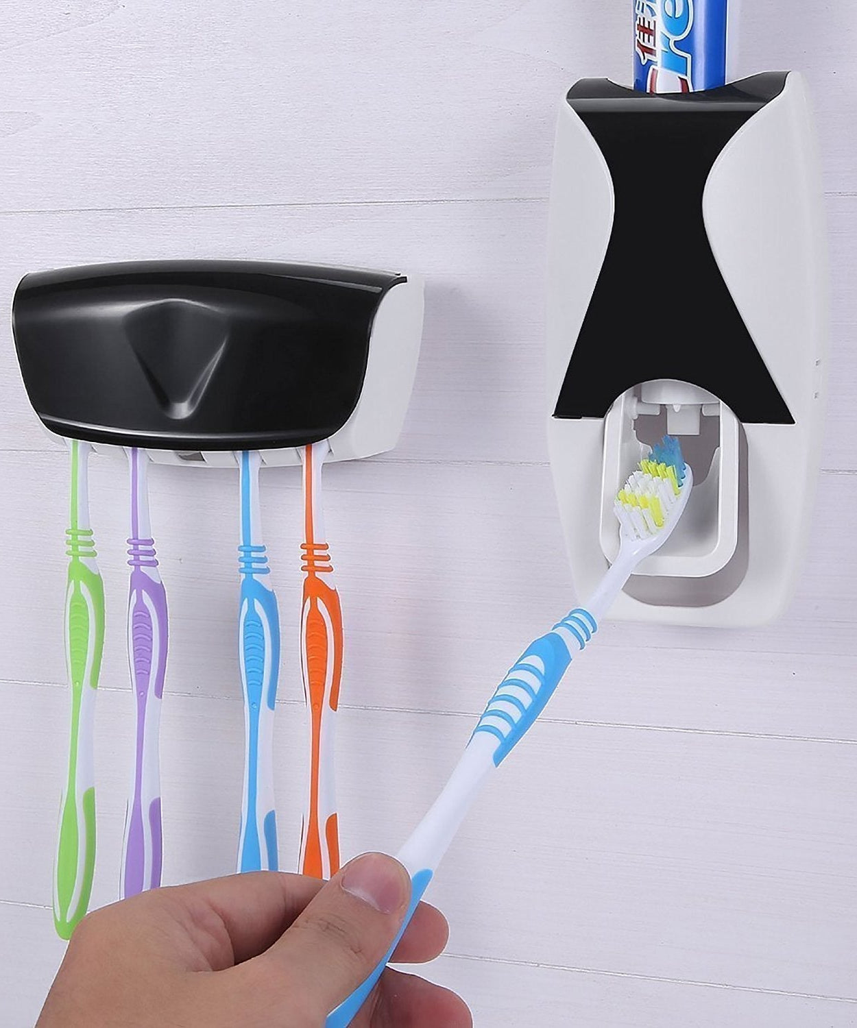Toothpaste dispenser with brush set