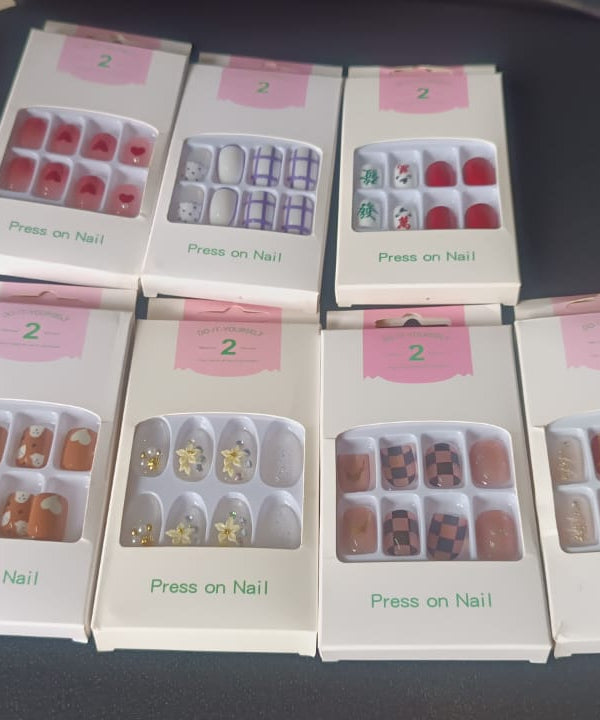 Premium Glitter 3D Floral Press-On Artificial Nail Tips with Nail Glue (1 Set)