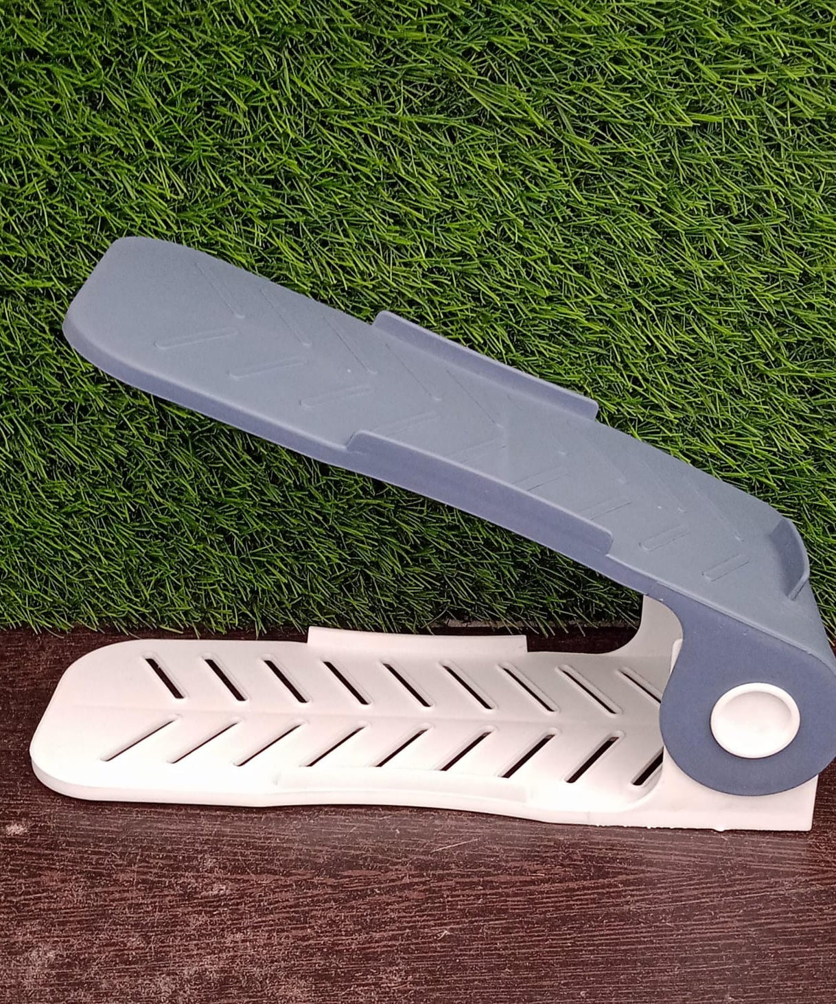 Space-saving shoe rack for efficient footwear storage