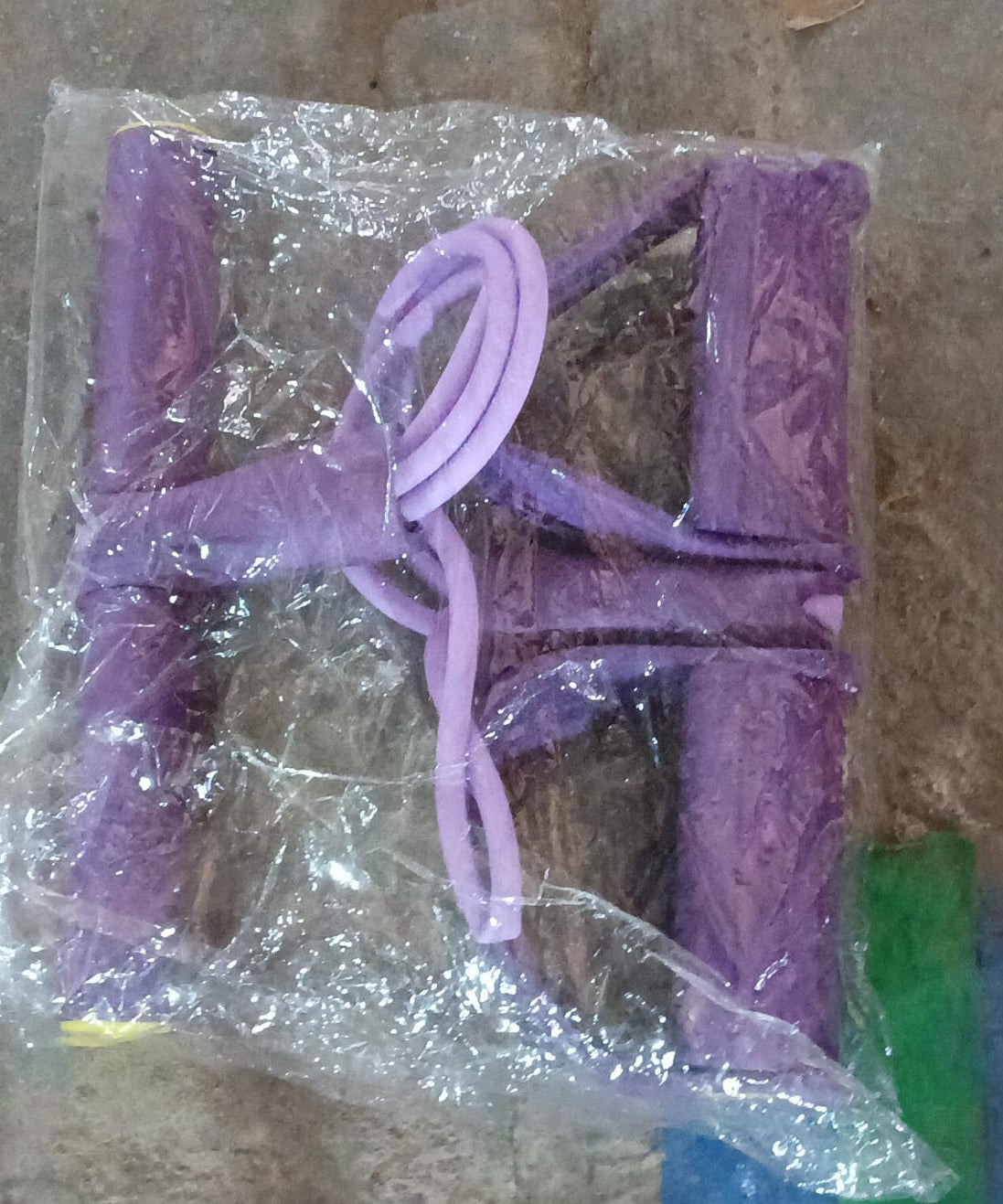 Flexible rubber pull rope for body-building exercises.