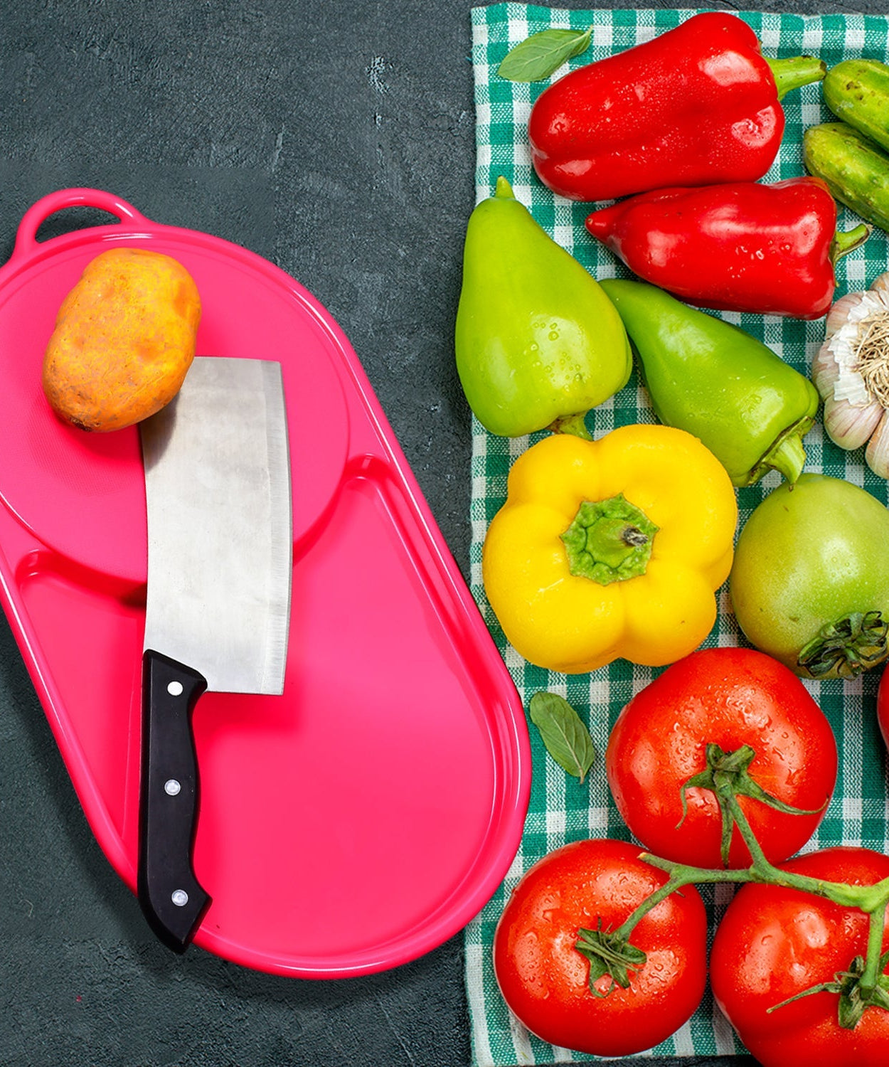Kitchen cutting tray with plastic material