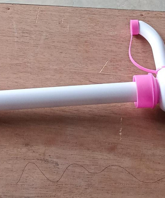 Kitchen oil pump with sleek design and manual handle