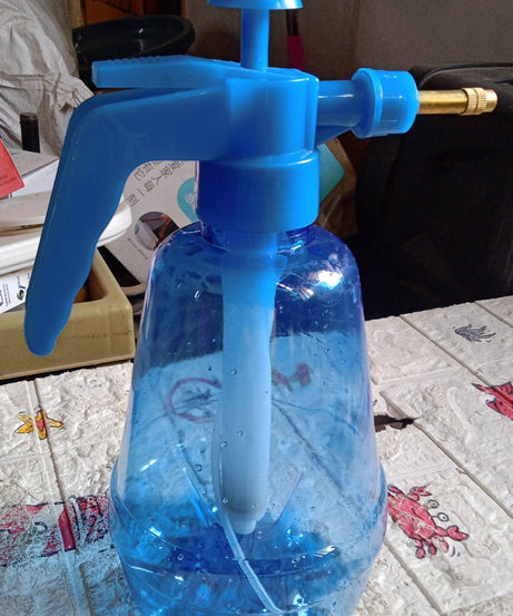 Manual sprayer bottle for gardening, 1.5L.