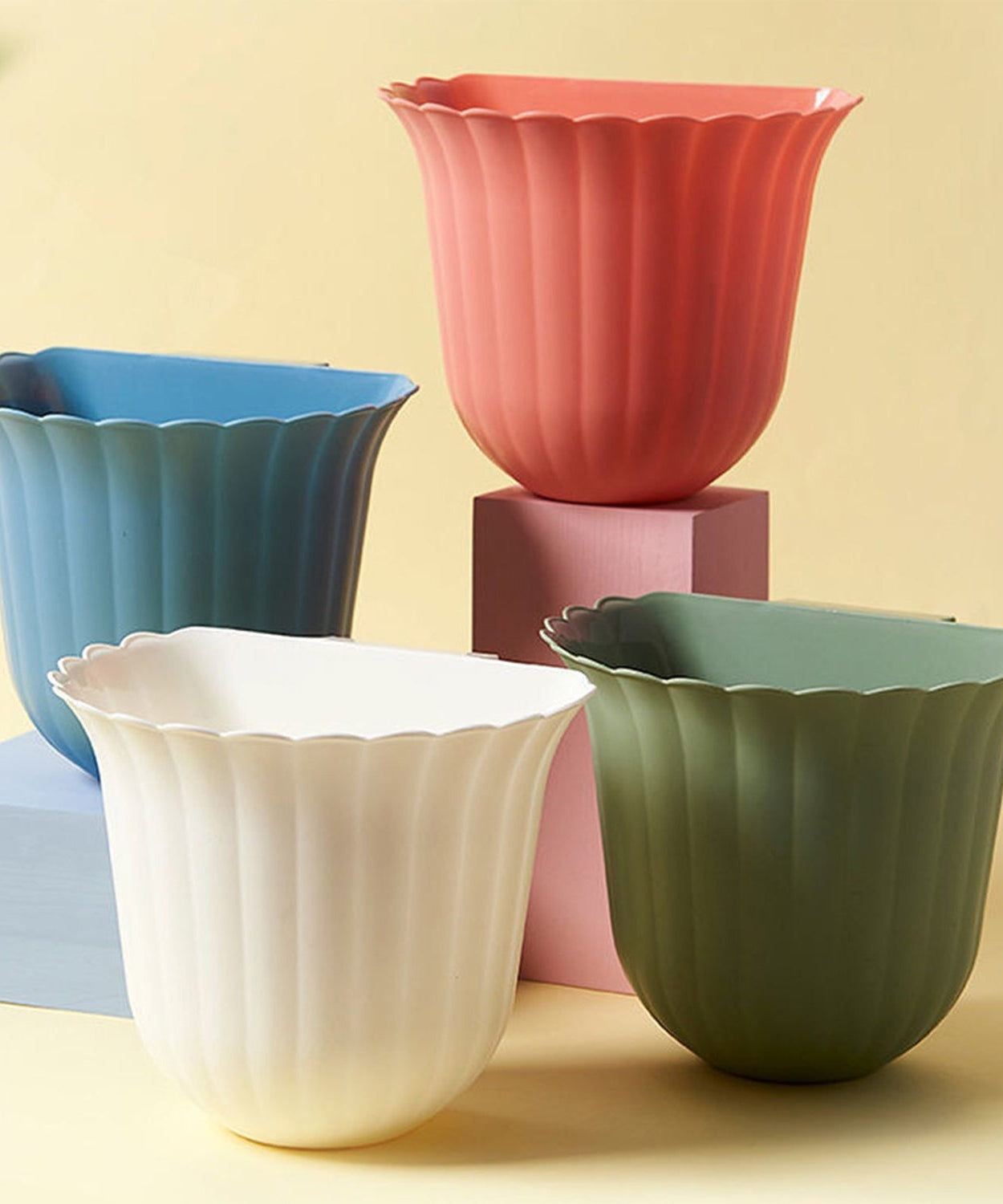 Wall-mounted garbage bin, practical design