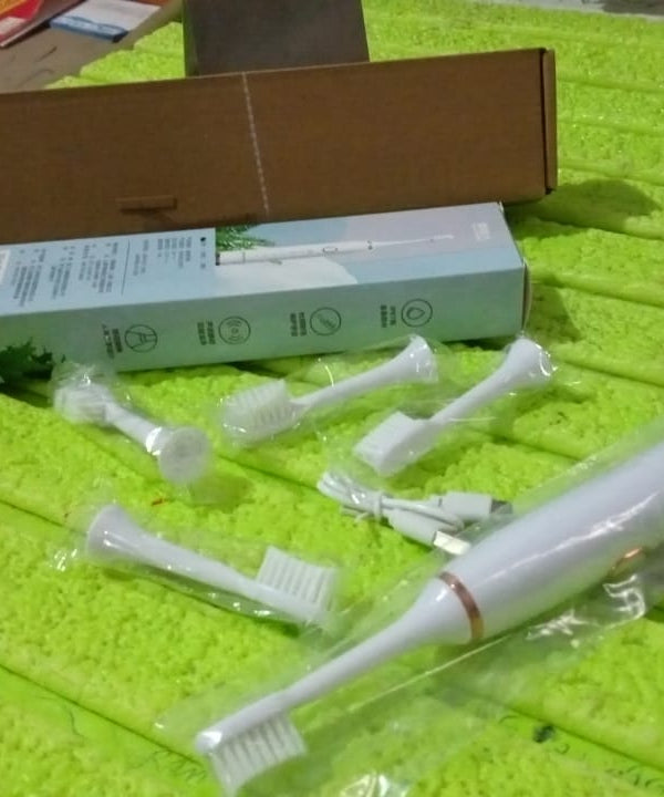 Adult Waterproof Electric Toothbrush with Extra 4 Toothbrush Head (1 Pc / USB Charging Operated / Mix Colour)