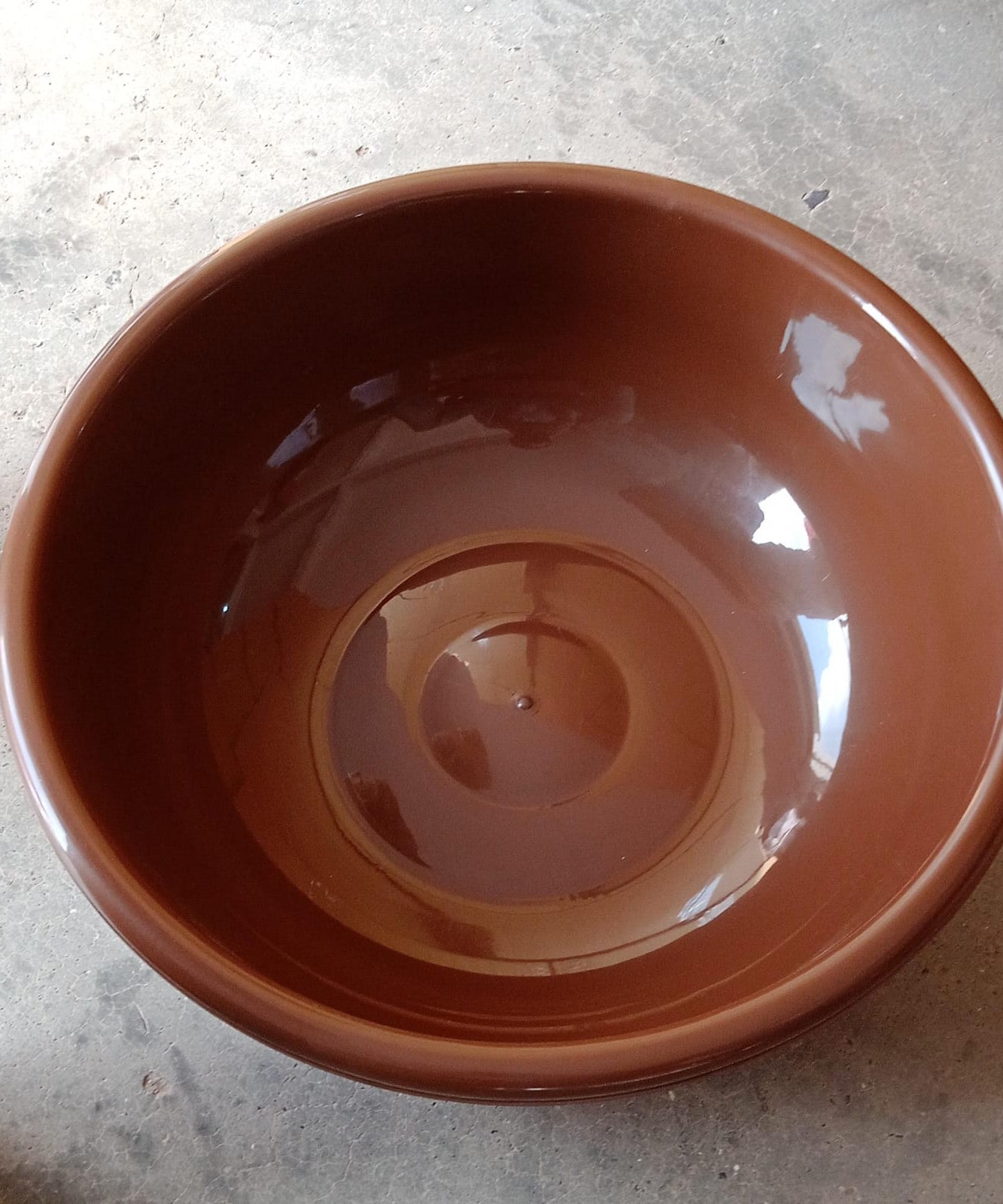 Plastic bath tub for storing water and bathing in the bathroom or outdoors.