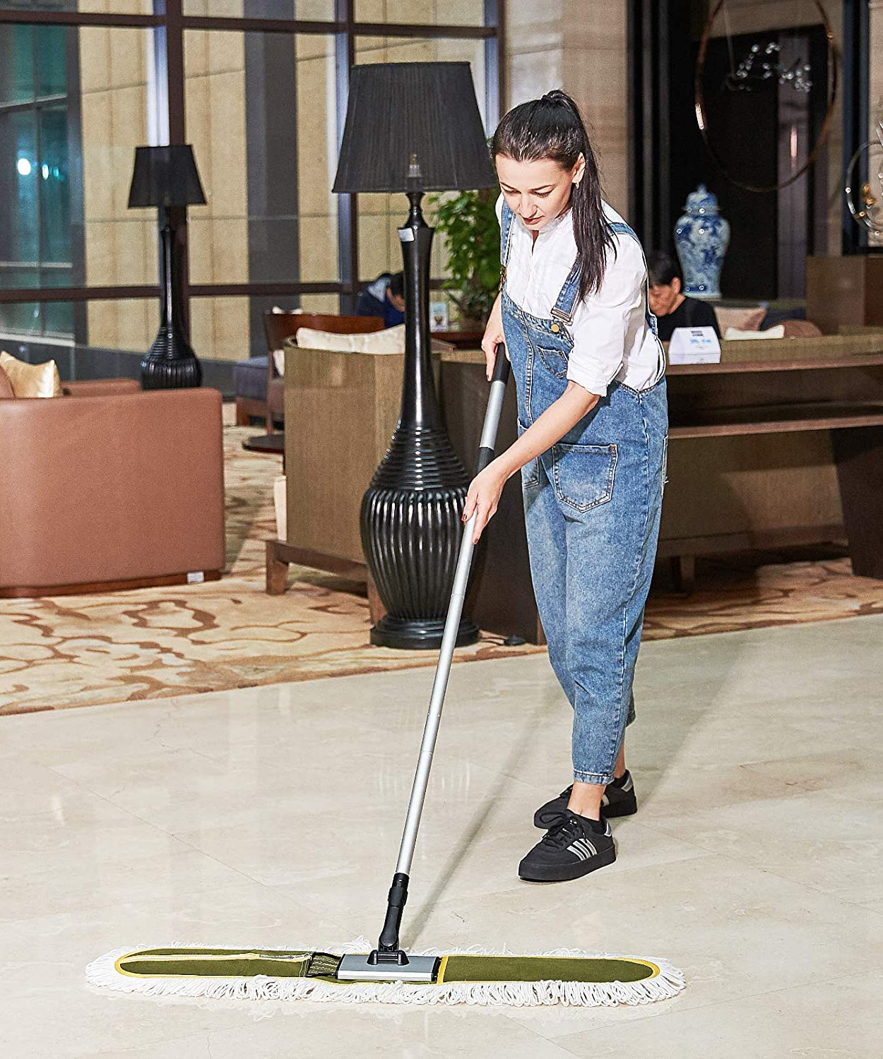 Microfiber dust mop head for efficient cleaning