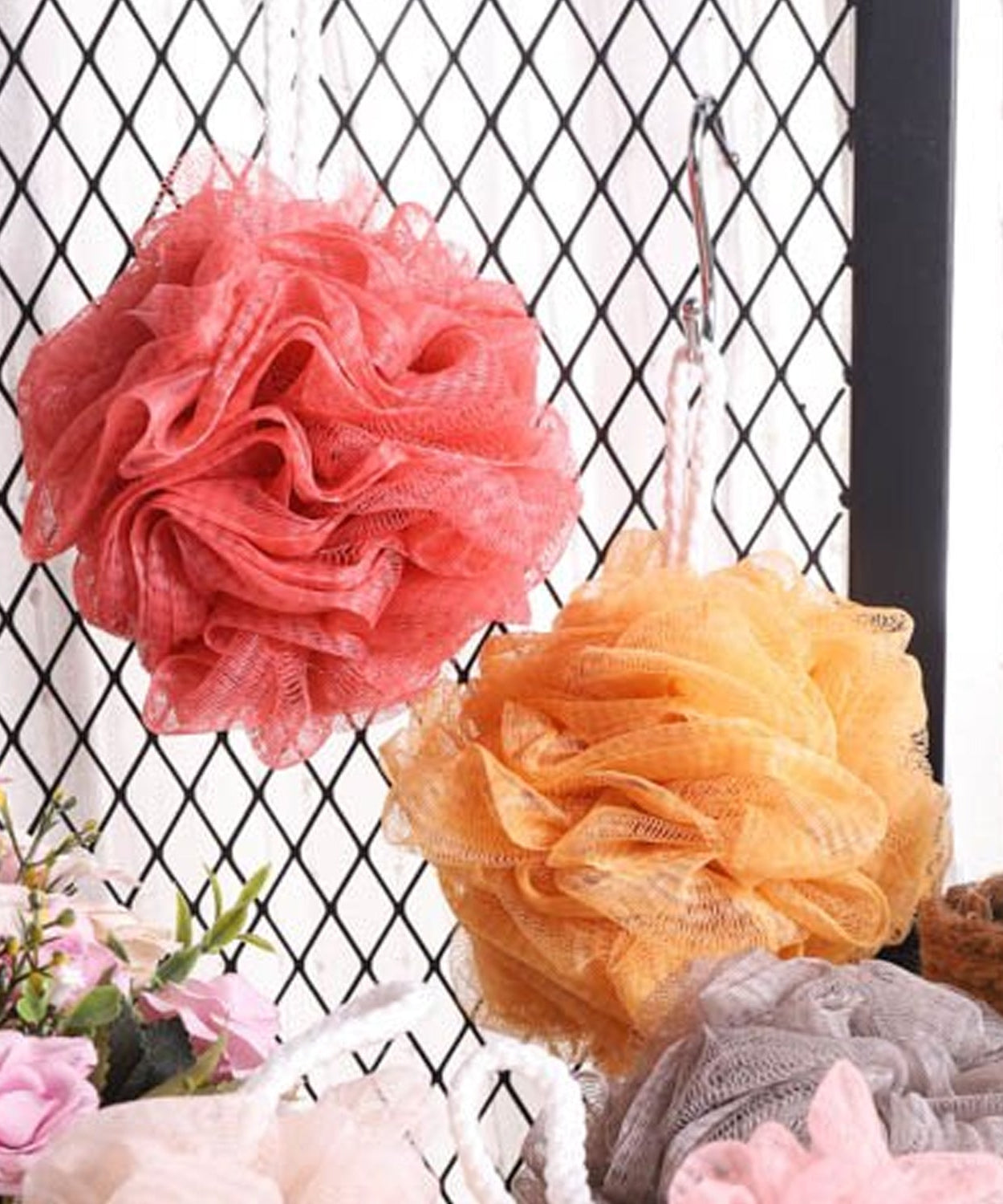 Round loofah bath sponge for body scrubbing