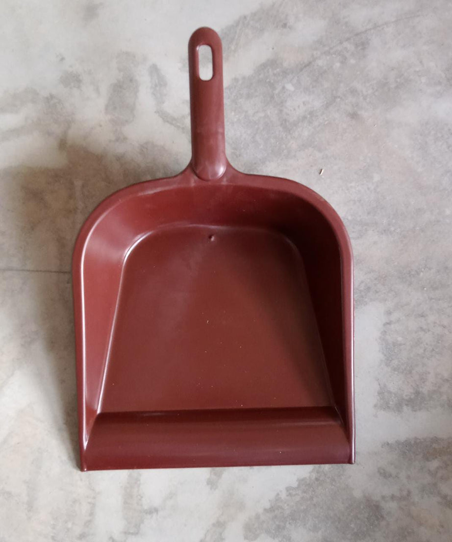 Sturdy plastic dustpan with handle, great for all-purpose cleaning.
