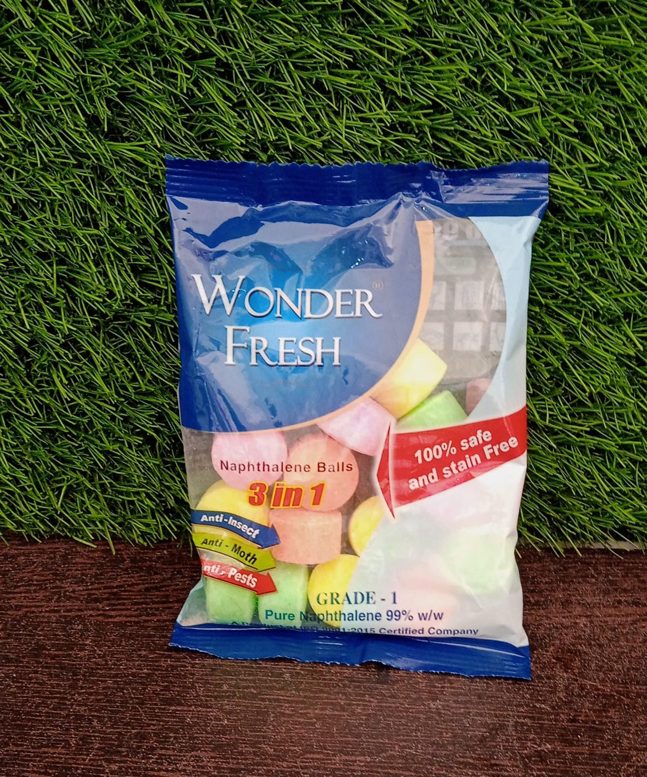 Multicolored naphthalene balls in 100 grams for maintaining freshness.